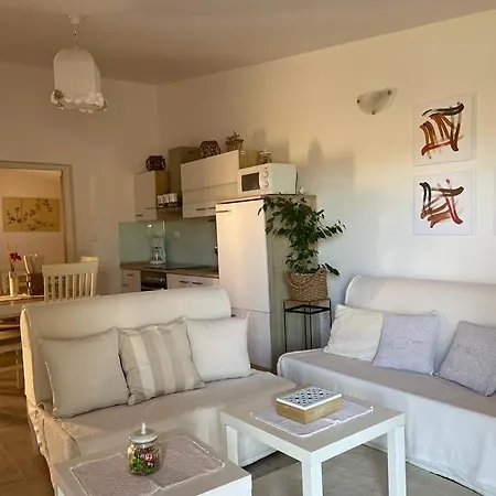 公寓 Lovely With Pool And Garden