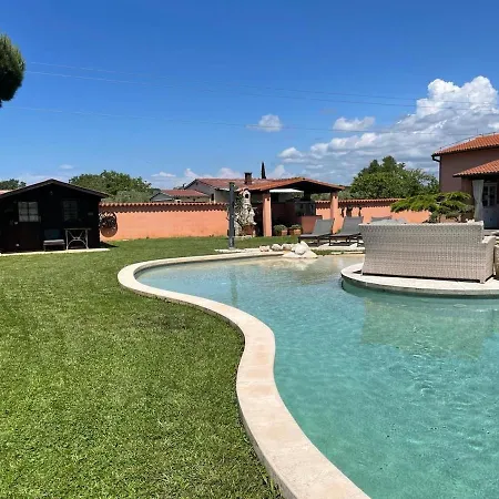 Apartment Lovely With Pool And Garden *