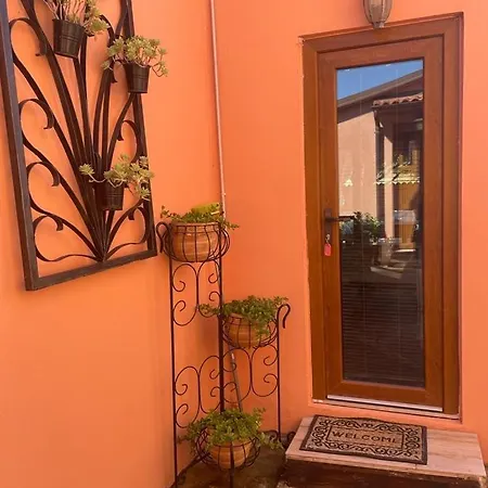 Apartment Lovely With Pool And Garden