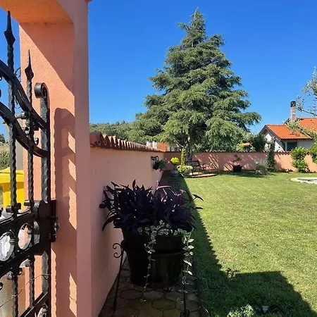 Lovely With Pool And Garden Apartment *