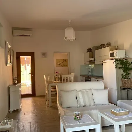 Lovely With Pool And Garden Apartment Medulin