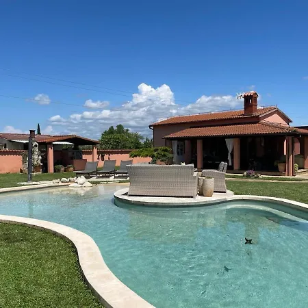 Lovely With Pool And Garden Apartment *